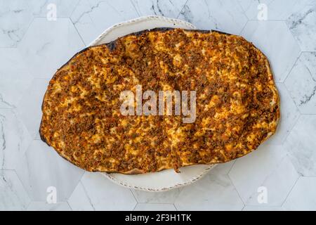 Lahmacun türkische leckere Pizza mit Hackfleisch vom Rind oder Lamm, Paprika, Tomaten, Kreuzkümmel, Petersilie gebacken würzig im Nahen Osten. Traditionelles Essen. Stockfoto