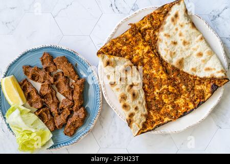 Türkischer Kebab Lahmacun und Cig Kofte. Bereit zu essen und zu servieren. Stockfoto
