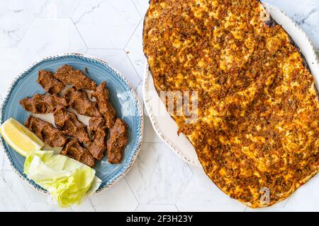 Türkischer Kebab Lahmacun und Cig Kofte. Bereit zu essen und zu servieren. Stockfoto