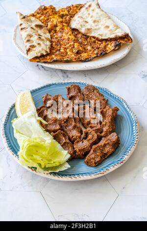 Türkischer Kebab Cig Kofte und Lahmacun auf Marmoroberfläche. Bereit zum Essen. Stockfoto