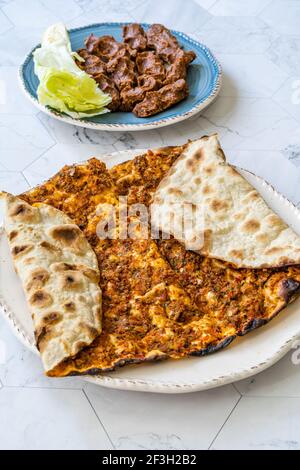 Türkischer Kebab Lahmacun und Cig Kofte. Bereit zu essen und zu servieren. Stockfoto