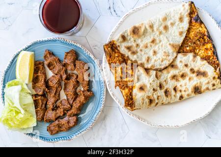Türkischer Kebab Lahmacun, Cig Kofte und Rübensaft. Salgam Suyu. Bereit zu essen und zu servieren. Stockfoto