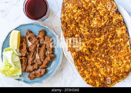 Türkischer Kebab Lahmacun, Cig Kofte und Rübensaft. Salgam Suyu. Bereit zu essen und zu servieren. Stockfoto