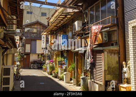 Kagoshima, Japan, 20 März 2020 - Historische Geschäfte und Bars, Kagoshima, Japan. Während der Showa-Zeit beliebter Treffpunkt für Getränke. Stockfoto