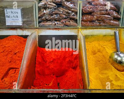 Große Auswahl an typischen indischen und arabischen Gewürzen, in einem Straßenmarkt Stand in Souk Waqif Doha angezeigt Stockfoto