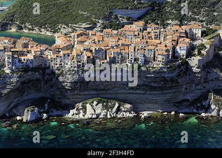 Südkorsika, Bonifacio: Luftaufnahme der Stadt auf einem Vorgebirge und seinen Kalksteinfelsen an der Südspitze der Insel Korsika. Stockfoto