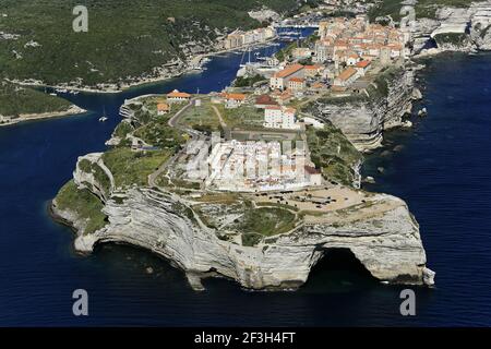 Südkorsika, Bonifacio: Luftaufnahme der Stadt auf einem Vorgebirge und seinen Kalksteinfelsen an der Südspitze der Insel Korsika. Stockfoto