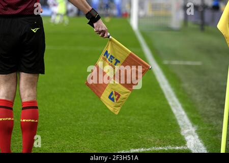 Fußballlinesman Schiedsrichter winken die Flagge, um die Ecke zu zeigen, am san siro Stadion, in Mailand. Stockfoto