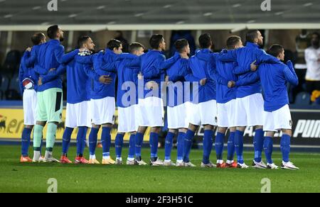 Italienische Fußballspieler umarmen sich während der Nationalhymne, vor dem Spiel der Nations League Italien gegen Niederlande, in Bergamo. Stockfoto