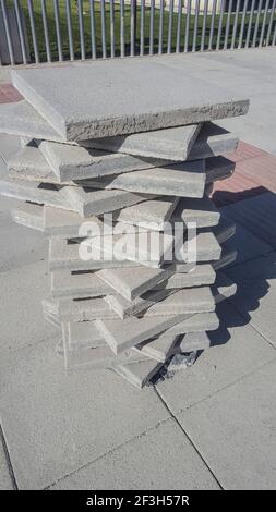 Stapel von Pflasterplatten in Stapeln bereit, auf dem Bürgersteig zu platzieren. Nahaufnahme Stockfoto