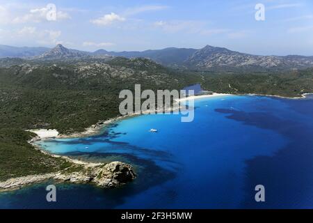 Departement Haute-Corse, Oberes Korsika, Saint-Florent: Luftaufnahme der Küste, des Strandes und der Bucht von Calaverte in der Wüste von Agriates. Speedboa Stockfoto