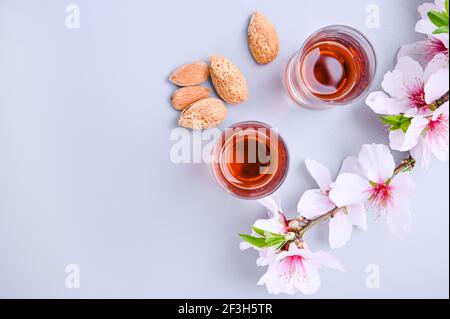 Mandellikör. Das traditionelle starke Getränk in italien, um das Abendessen zu vervollständigen, ist ein Likör aus Nüssen und Beeren. Ratafia, Alkohol in Schuss. Draufsicht auf dem Tisch. Speicherplatz kopieren Stockfoto