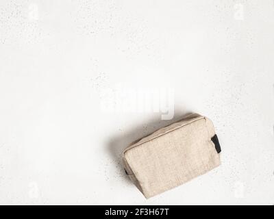 Öko Textil Kosmetiktasche auf grauem Hintergrund. Draufsicht. Speicherplatz kopieren Stockfoto