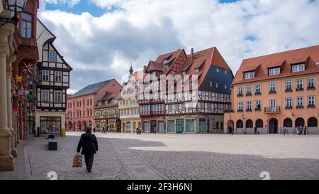 Deutschland, Sachsen-Anhalt, Quedlinburg, historische Fachwerkhäuser auf dem Marktplatz der Weltkulturerbe-Stadt Quedlinburg. Stockfoto