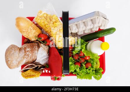 Nahaufnahme von oben auf den Warenkorb voller Produkte Auf weißem Hintergrund Stockfoto