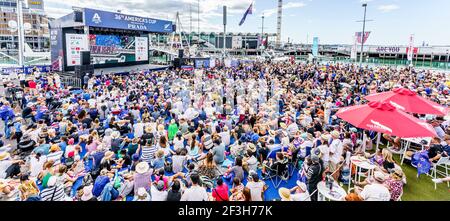 Auckland, Neuseeland. März 2021, 17th. Im America's Cup Village treffen sich Menschen, um sich die America's Cup Finals 36th in Auckland, Neuseeland, 17. März 2021 anzusehen. (COR36/Studio Borlenghi/Handout via Xinhua) Quelle: Xinhua/Alamy Live News Stockfoto