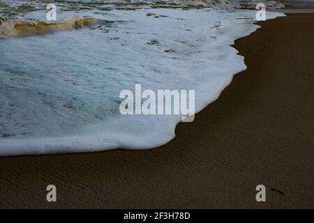Atlantische Sturmwellen krachen auf und wuschen über Felsen und Sand am Carlyon Bay Beach in Cornwall am südwestküste von England Stockfoto