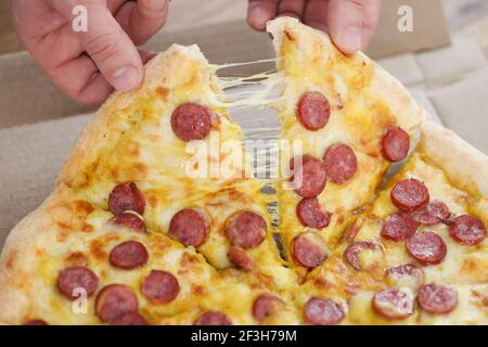 Der Mann nimmt die Stücke aus der Box Nahaufnahme Stockfoto