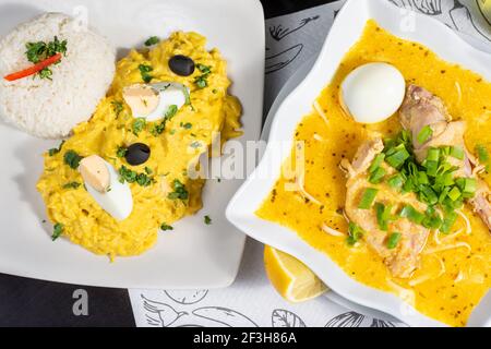 Hühnersuppe und Aji de gallina, peruanische traditionelle Küche Stockfoto