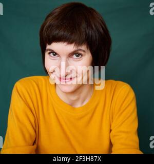 Lächelnd reife Brünette Frau suchen verspielt und trotzig, Nahaufnahme Porträt von mittleren Alters Frau Stockfoto