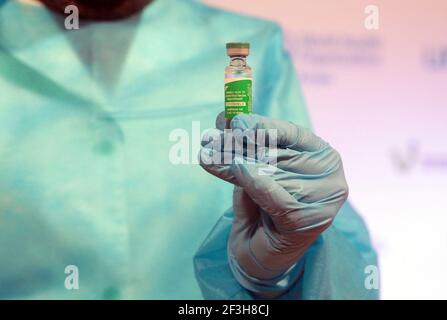 Nicht exklusiv: KIEW, UKRAINE - 16. MÄRZ 2021 - EIN Mitarbeiter im Gesundheitswesen hält während des öffentlichen vacc eine Ampulle des Oxford/AstraZeneca (Covishield)-Impfstoffs Stockfoto