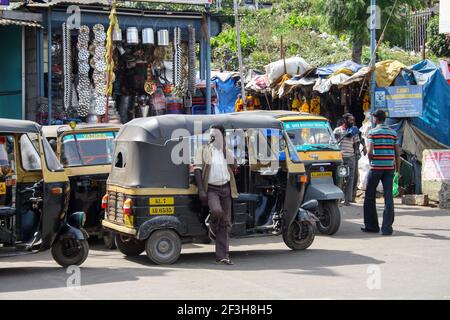 Rikscha und Fahrer auf der Hauptstraße in Munnar, Indien Stockfoto