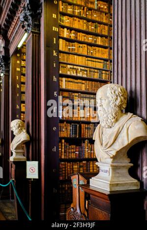 Republik Irland; Dublin, Bibliothek am Trinity College, The Long Room, eine schöne, berühmte und historische alte Bibliothek in Irland, Büste von Sokrates Stockfoto