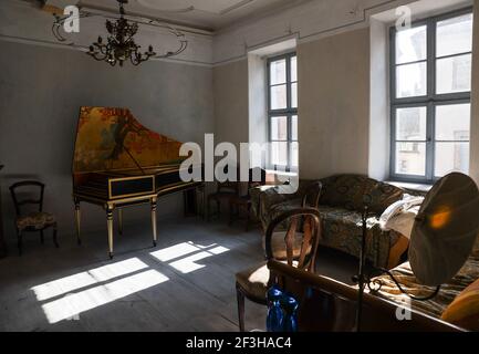 11. März 2021, Sachsen-Anhalt, Köthen: Die Sonne scheint in einen Raum im historischen Prinzenhaus. Der Besitzer, Restaurator und Sammler historischer Tasteninstrumente, stellt dem Schloss Köthen einen Teil seiner Sammlung zur Verfügung. Ab dem 16. Mai sollen die Leihgaben in einer neuen Musicalien-Kammer ausgestellt werden. Foto: Jan Woitas/dpa-Zentralbild/dpa Stockfoto