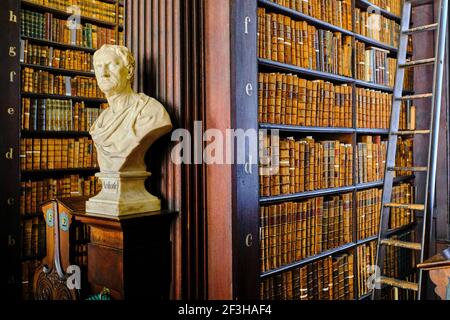 Republik Irland; Dublin, Bibliothek am Trinity College, The Long Room, eine schöne, berühmte und historische alte Bibliothek in Irland, Büste von Aristoteles Stockfoto