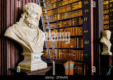 Republik Irland; Dublin, Bibliothek am Trinity College, The Long Room, eine schöne, berühmte und historische alte Bibliothek in Irland, Büste von Plato Stockfoto