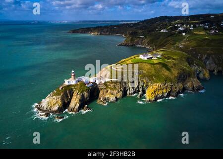 Republik Irland; Dublin, Blick auf den Baily Lighthouse auf den Howth Halbinsel Klippen Stockfoto