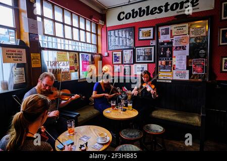 Republik Irland; Dublin, Musiker im Kopfsteinpflaster-Pub in Smithfield Stockfoto