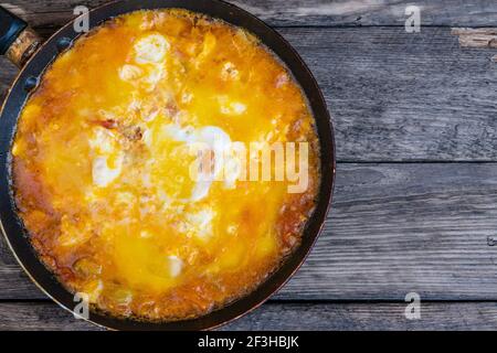 Shakshouka, Eier pochiert in Sauce von Tomaten, Olivenöl, Paprika, Zwiebel und Knoblauch. Mediterrane Küche. Stockfoto