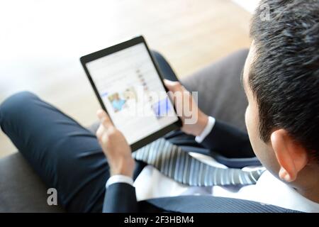 Geschäftsmann mit Tablet-PC Stockfoto