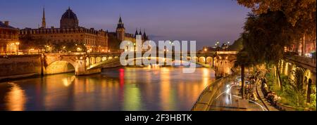 Die seine in Paris im Sommer (UNESCO-Weltkulturerbe). Leute, die sich abends auf Bänken entspannen. Frankreich Stockfoto