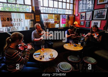 Republik Irland; Dublin, Musiker im Kopfsteinpflaster-Pub in Smithfield Stockfoto