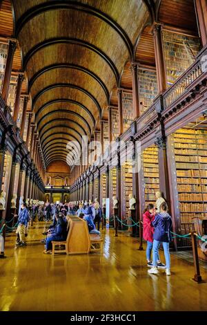 Republik Irland; Dublin, Bibliothek am Trinity College, The Long Room, eine wunderschöne, berühmte und historische alte Bibliothek in Irland Stockfoto