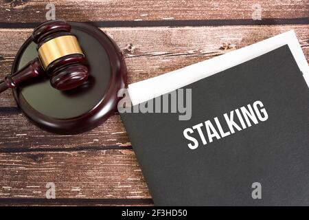 Gericht, Richter Gavel und Stalking-Dateien Stockfoto