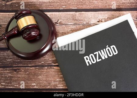 Richter Gavel, Gericht und Scheidung in polnischer Sprache Stockfoto