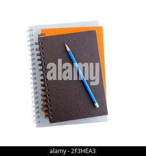 Stapel von Notizbüchern (oder Copybooks) Mit einem Bleistift - isoliert auf weißem Hintergrund Stockfoto