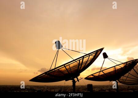 Satellitenschüssel Silhouette auf Dämmerung Himmel Hintergrund Stockfoto