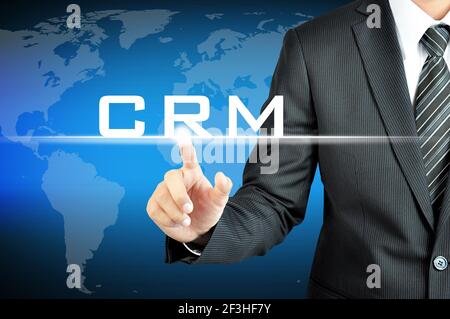 Geschäftsmann mit Hinweis auf CRM (Customer Relationship Management) melden Sie sich auf dem virtuellen Bildschirm an Stockfoto