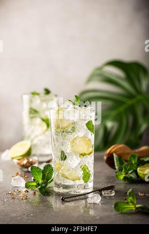 Mojito cocktail mit Limette und Minze Stockfoto