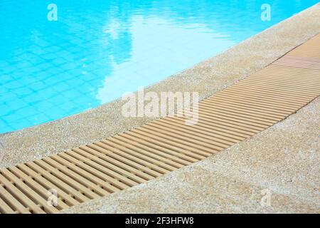 Schwimmbadkante mit Abfluss Stockfoto