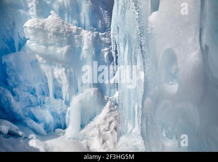 Gefrorener Bergwasserfall mit Eiszapfen Textur aus nächster Nähe in Kasachstan Stockfoto