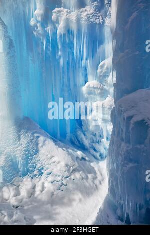 Gefrorener Bergwasserfall mit Eiszapfen Textur aus der Nähe Stockfoto