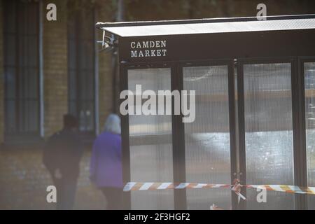 Leere Stände mit Warnband geschlossen in Camden Market während Die nationale Sperre Stockfoto