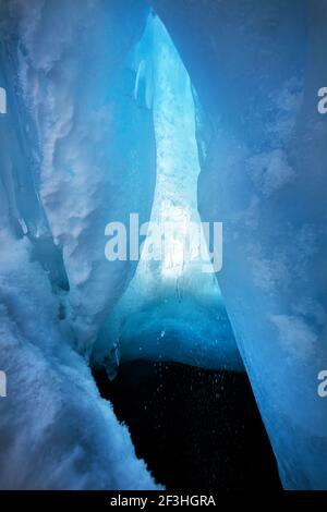 Gefrorener Bergwasserfall mit Eiszapfen und fallendem Wasser in der Nähe des Himmels in Almaty, Kasachstan Stockfoto