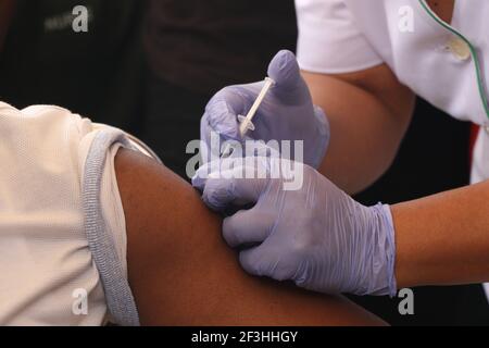 Eine Person erhält eine Dosis der Coronavirus-Krankheit Oxford/AstraZeneca (COVID-19) im CACOVID ISOLATIONSZENTRUM, FESTLAND, Krankenhaus FÜR INFEKTIONSKRANKHEITEN, YABA, in Lagos, Nigeria. Stockfoto