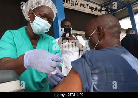 Eine Person erhält eine Dosis der Coronavirus-Krankheit Oxford/AstraZeneca (COVID-19) im CACOVID ISOLATIONSZENTRUM, FESTLAND, Krankenhaus FÜR INFEKTIONSKRANKHEITEN, YABA, in Lagos, Nigeria. Stockfoto